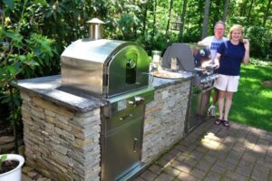 Outdoor pizza oven and grill