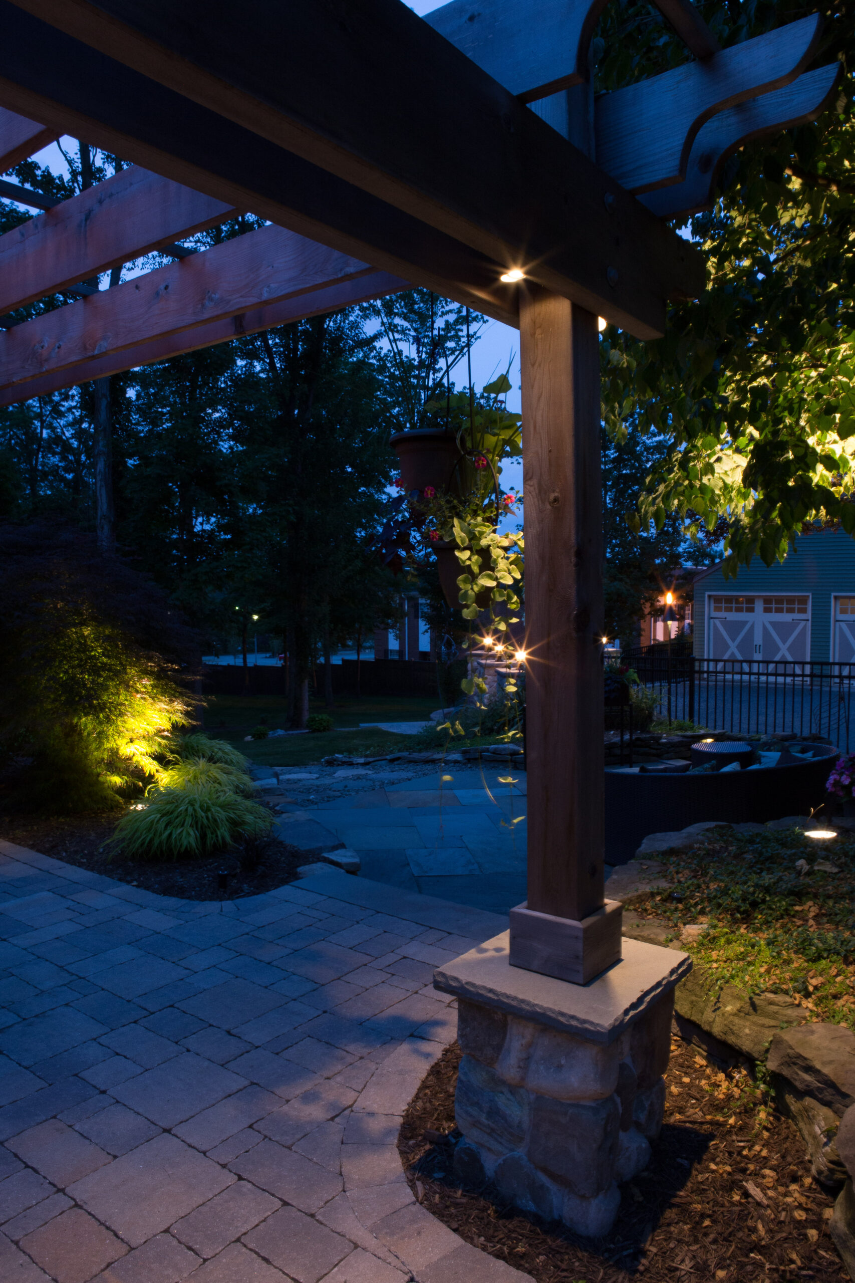 backyard landscape lighting by Horizon Landscape